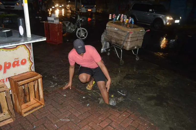 Segundo pedestres, problema já existe há cerca de um mês