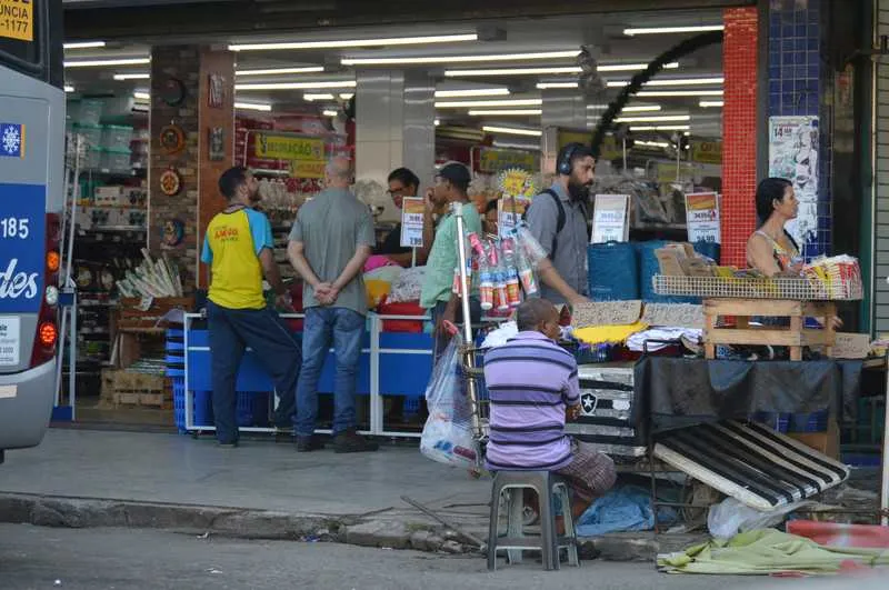 Sem fiscalização, à tarde lojistas e camelôs voltaram a usar calçadas da Rua Yolanda Saad Abuzaid