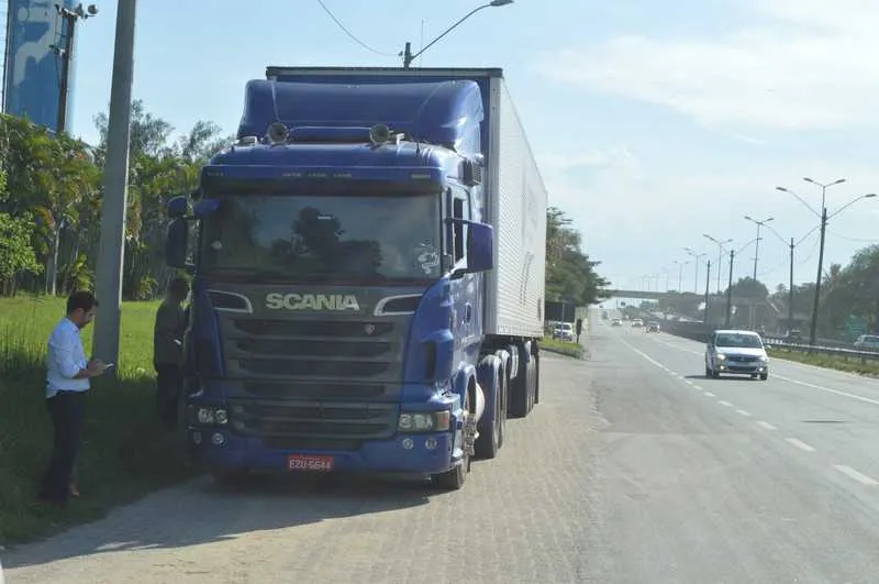 Caminhão com carga de macarrão instantâneo foi interceptado na Rodovia BR-101. na altura da Portão do Rosa, e levado para o Salgueiro