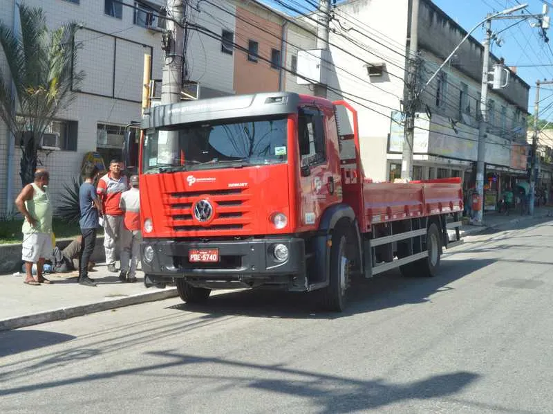 Eles foram surpreendidos por três homens encapuzados em um carro