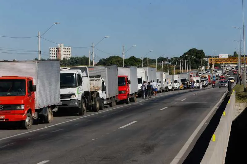 Na BR-493, trecho Magé-Manilha, no Km 0, em Itaboraí, manifestantes se reuniram no acostamento