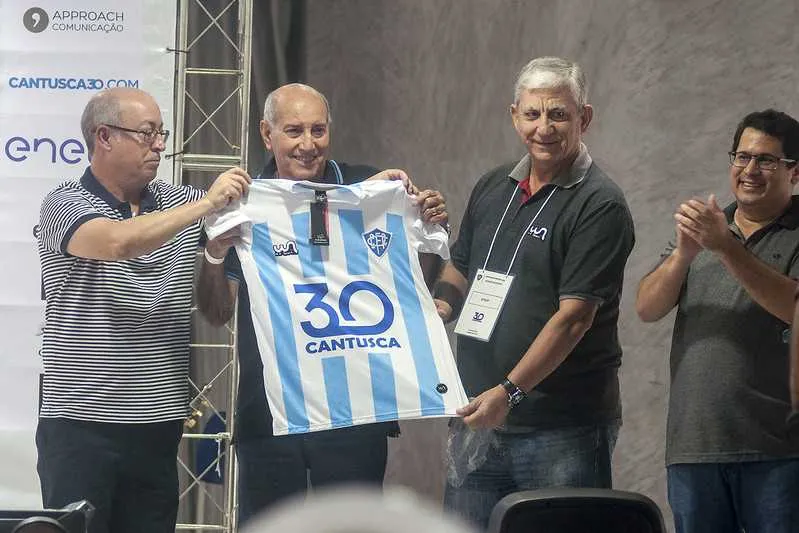 O ex-jogador Gérson Canhotinha recebeu o primeiro uniforme oficial