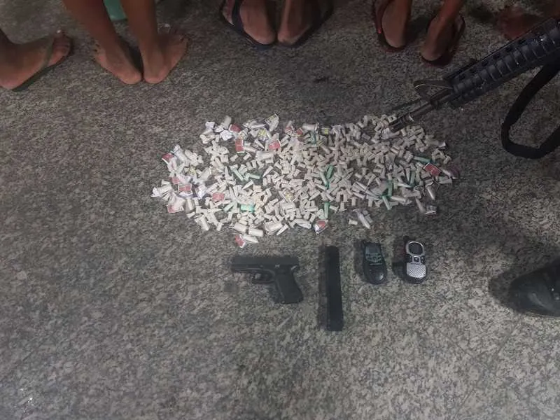 A ação terminou com a apreensão de pistola e entorpecentes