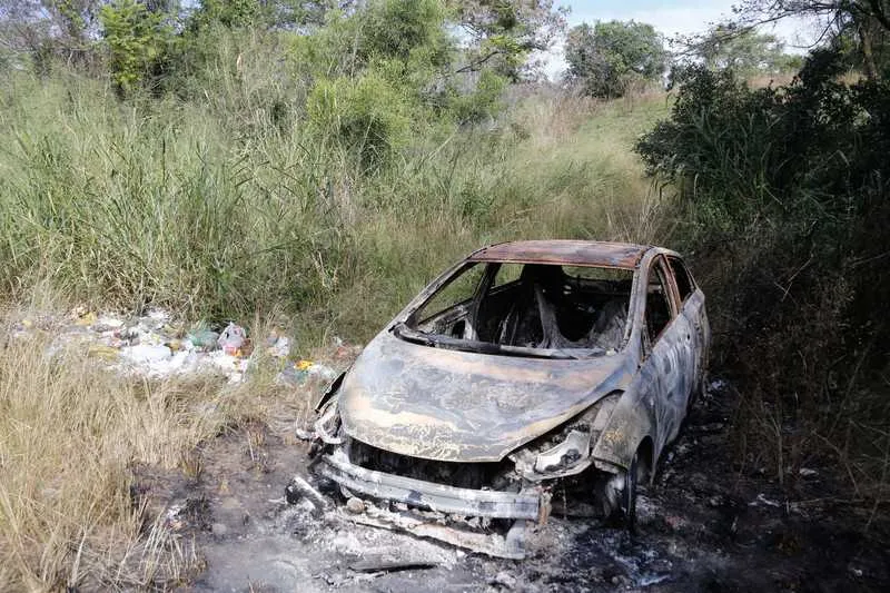 Veículo foi abandonado e incendiado no último sábado, mas somente ontem, PM foi acionada