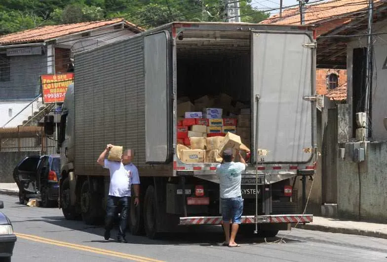 Três suspeitos foram detidos e levados para a delegacia de Alcântara. Carga de laticínios foi avaliada em cerca de R$ 200 mil   