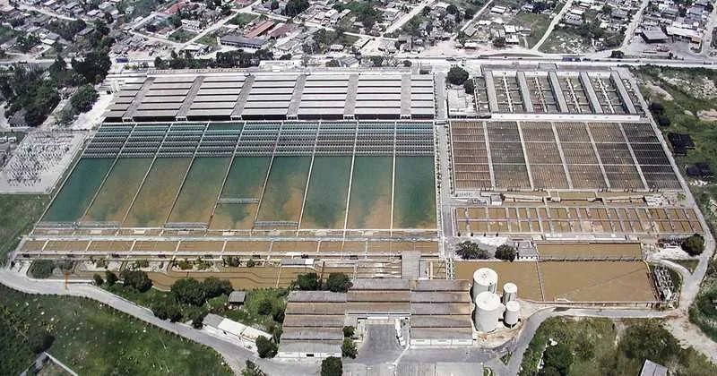 Empresa usa produtos químicos para tratar da água