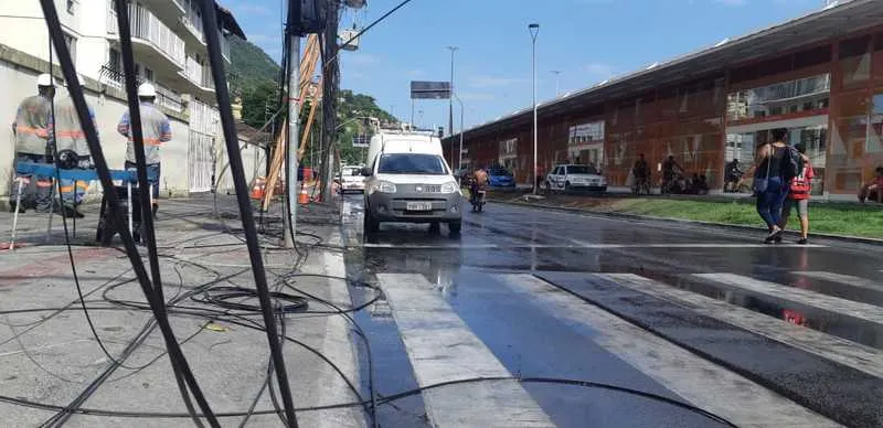 Funcionários das concessionárias de serviços afetados trabalharam durante todo sábado para restabelecerem os serviços