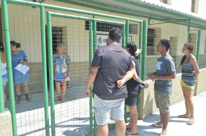 Pais de alunos protestam contra medidas da diretora da UMEI Margarida Maria Garcia de Araújo