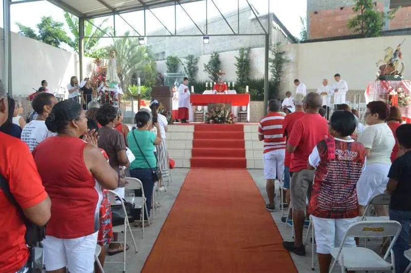 Capela São Jorge, no bairro Lindo Parque, em São Gonçalo, reuniu centenas de fiéis ao longo do dia
