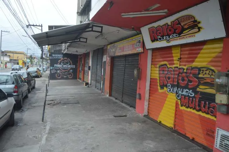 Ao longo de todo dia de ontem, os pontos comerciais situados na Avenida Dezoito do Forte, no Mutuá, permaneceram fechados