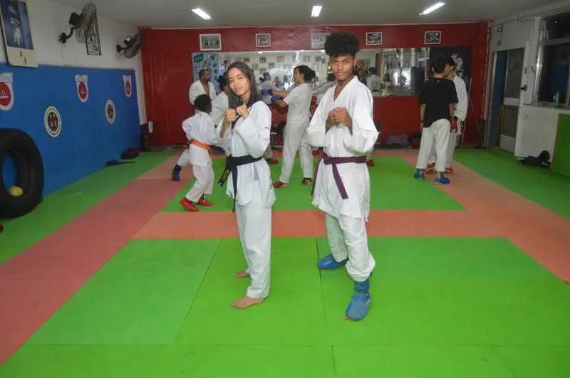 Rannah Vitalino e Éric Lemos treinam taekwondo e karatê, respectivamente, na Universidade Salgado de Oliveira, campus São Gonçalo  