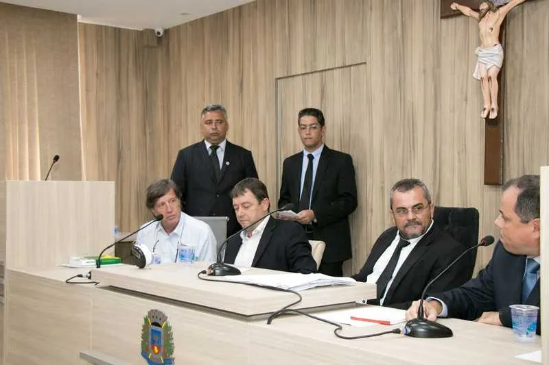 Prefeito Sadinoel (C) esteve na plenária na Casa Legislativa