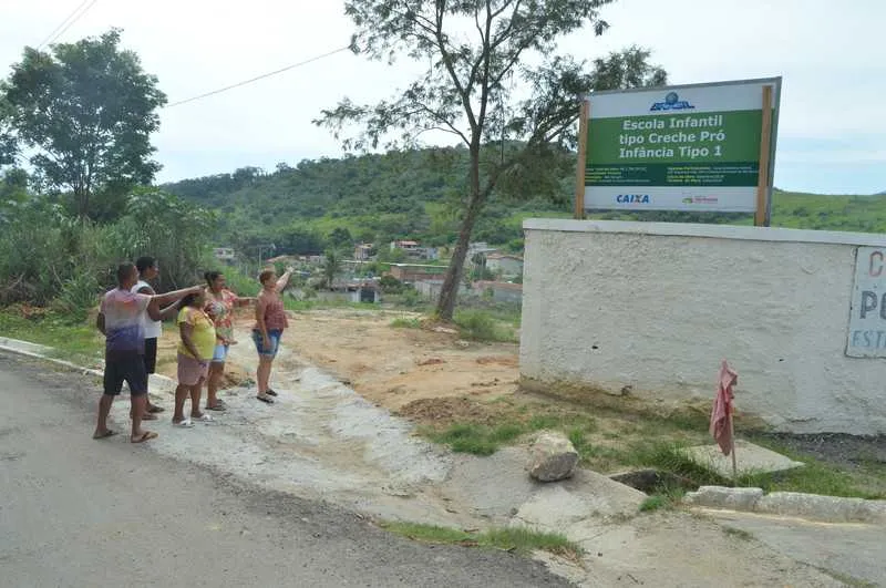 Moradores do Condomínio Porto Seguro estão revoltados com o abandono das obras na creche