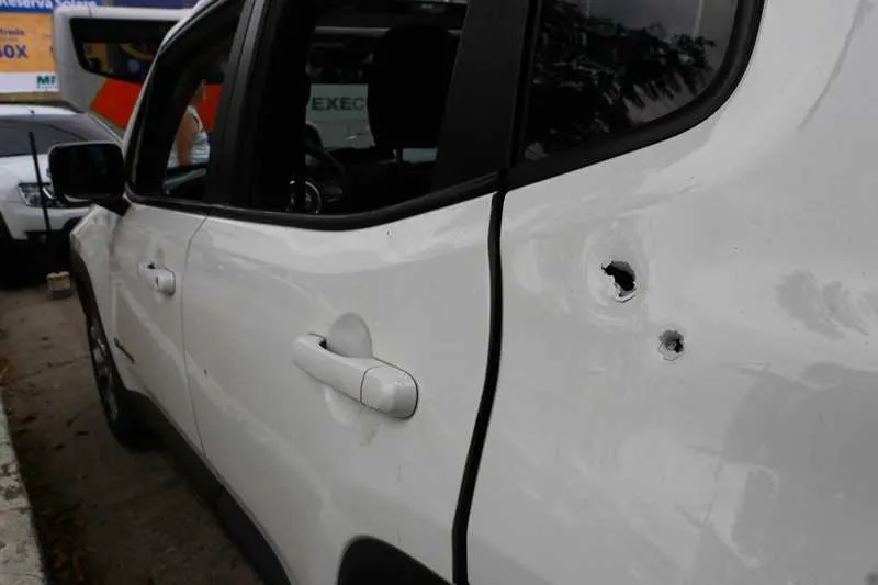 Veículo – um Jeep Renegade branco – ficou com marcas de tiros 