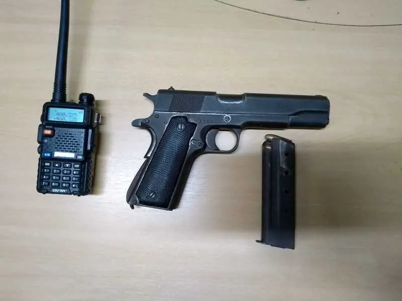 Uma pistola e um rádio foram apreendidos durante a operação