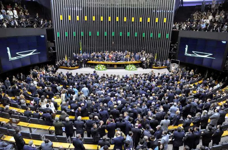 Cerca de 20 deputados federais e senadores vão assumir mandatos de titulares que se elegeram nas eleições de outubro desse ano