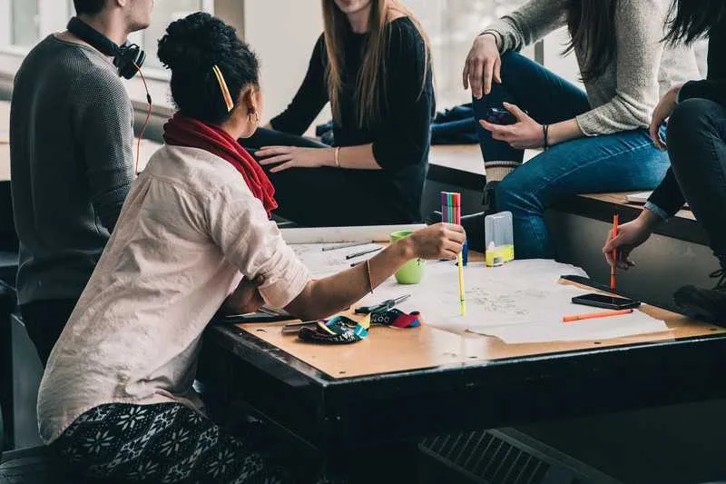 Há oportunidades para diferentes cursos nos turnos da manhã, tarde e noite em dois polos