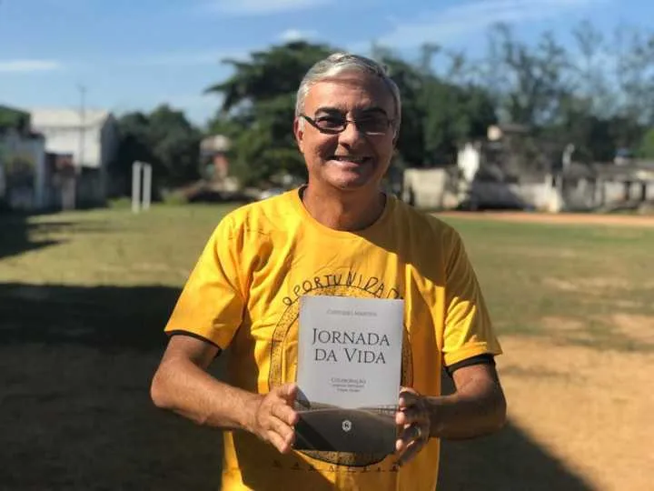 Imagem ilustrativa da imagem Projeto social gonçalense de jogadoras de futebol vira livro