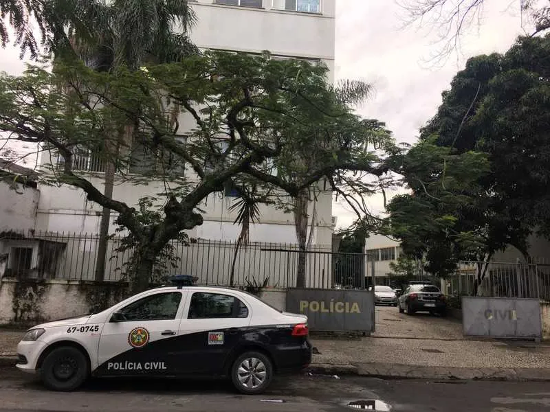  Acusado de matar o parente a facadas, Rafael Costa Nobre, de 26 anos, foi preso por policiais do 12ºBPM (Niteró) em Inoã