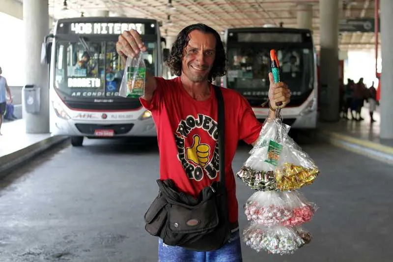 Além de sustentar a família com a atividade, Dejean Adriano luta pelos baleiros nos coletivos