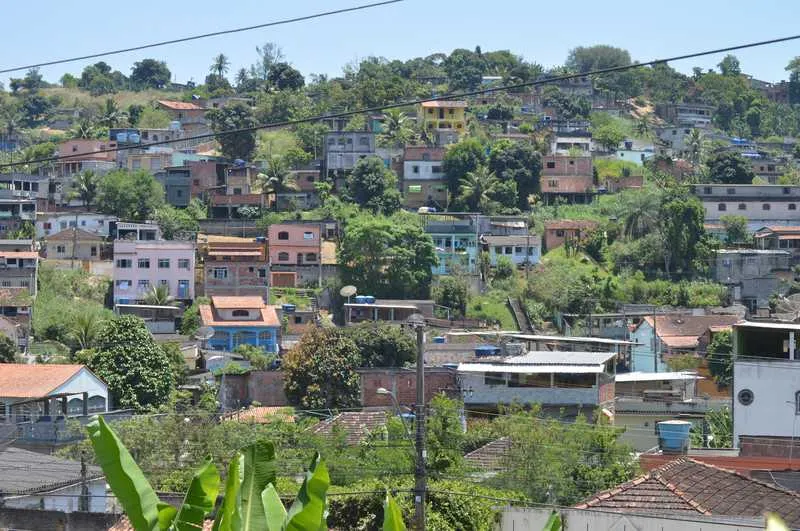  Pelo menos dez famílias já foram expulsas de suas residências por traficantes da (ADA), que invadiram a comunidade quarta-feira