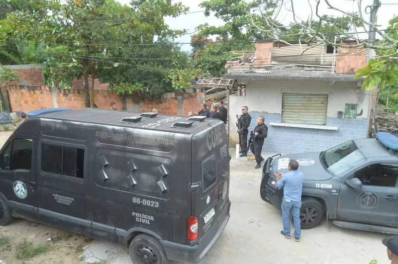 Peritos estiveram no local durante a tarde fazendo avaliações  