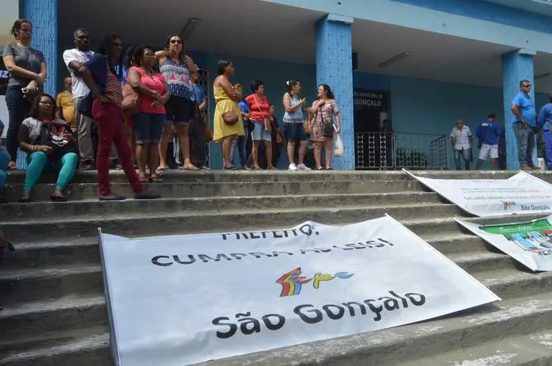 Funcionários que prestam serviços para Prefeitura se manifestaram em frente à sede do Executivo