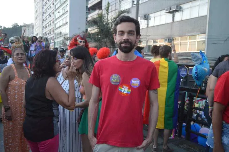 O vereador niteroiense Leonardo Giodarno (PCdoB) que é vice na chapa da petista Marcia Tiburi ao Governo do Rio, compareceu a Parada LGBTI