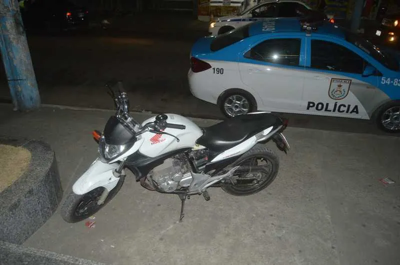 Segundo os policiais, o menor tentou suborná-los ao ser preso
