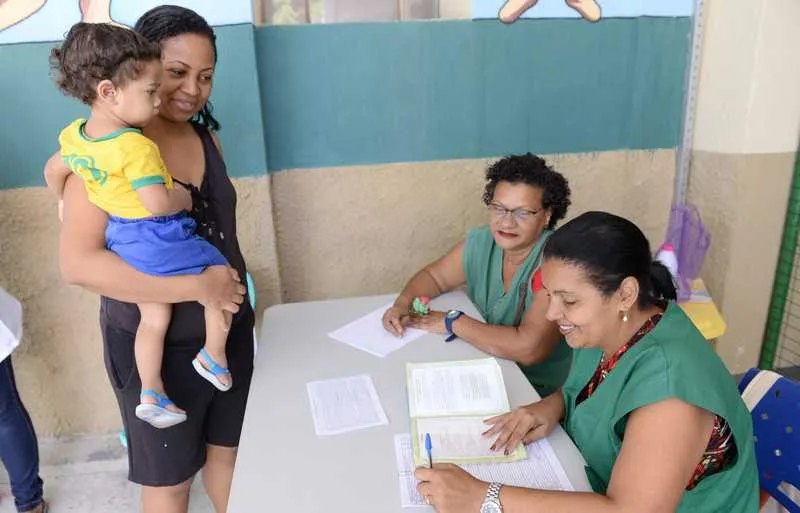 Na última quarta-feira, agentes de saúde visitaram escolas fazendo a vacinação e outros serviços 