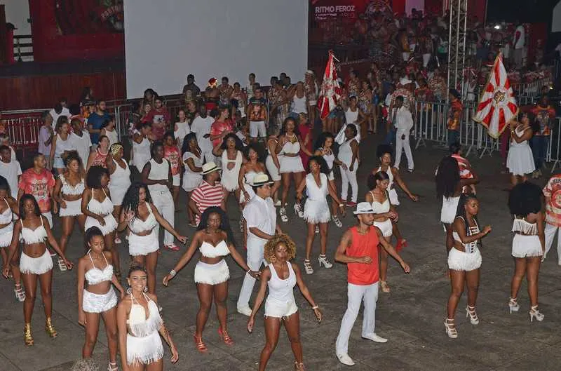 Integrantes da Ala de Baianas do ‘Tigre’ foram ao lançamento do enredo na noite de segunda-feira