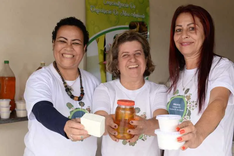  Funcionárias da Secretaria Municipal de Meio Ambiente ensinam a transformação em bairros