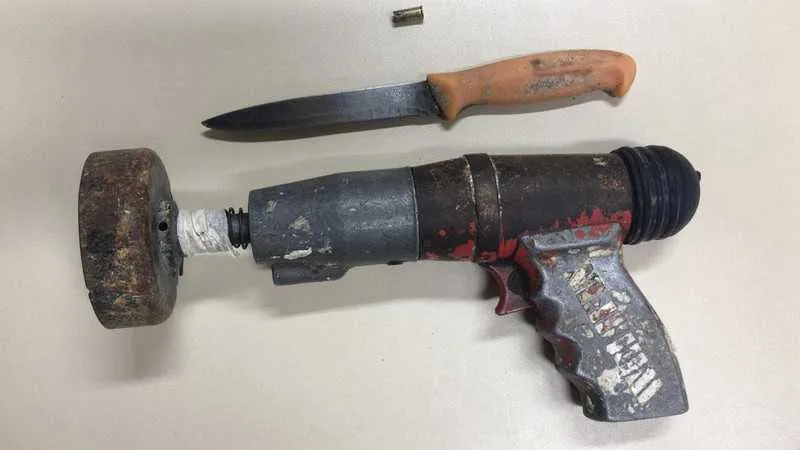 Vítima é atacada por ex-marido por uma pistola de furação de gesso 