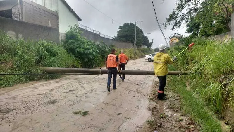 >> Postes caíram com o temporal