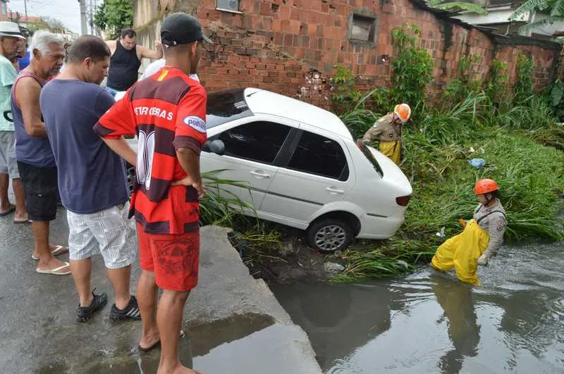 Imagem ilustrativa da imagem Chuva causa estragos e deixa um desaparecido em São Gonçalo