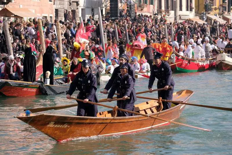 Desfile pelo Grande Canal reúne milhares de pessoas  