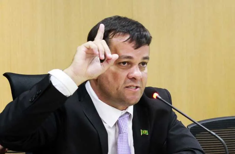 O atual presidente da Câmara de São Gonçalo, vereador Diney Marins, foi reeleito com 23 votos