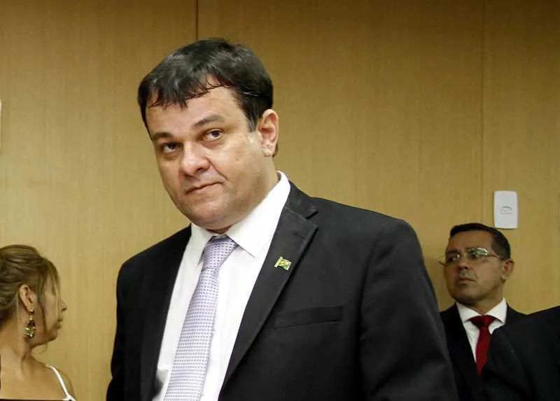 Diney corre risco de perder mandato por ter trocado de partido