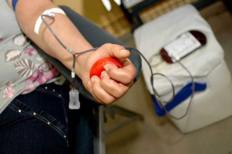 Caminhões permanecem nos acostamentos da BR-101 entre os Kms 294 e 297, em Itaboraí. Hemorio está com estoque baixo e precisa de doações de sangue