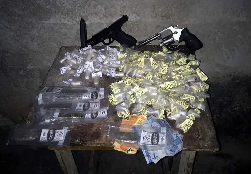 Dois baleados e armas apreendida no Portão do Rosa