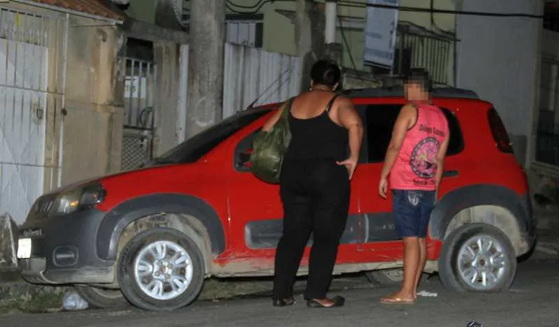 >> Os acusados trocaram tiros com a polícia e morreram. Eles estavam em um carro roubado