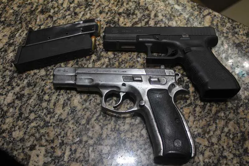 Com os acusados, os policiais militares apreenderam duas pistolas e entorpecentes