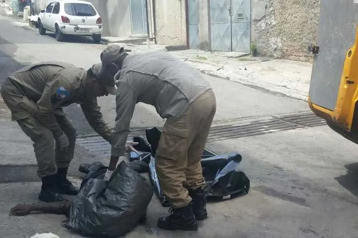 Pela manhã, corpo foi encontrado na Travessa Bahia, no Fonseca