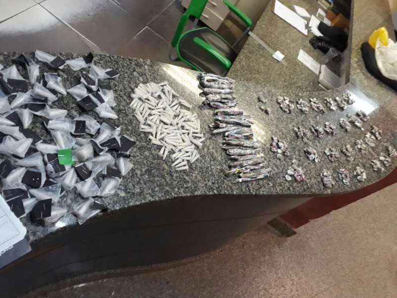 Na casa apontada, foram apreendidas trouxinhas de maconha e cocaína