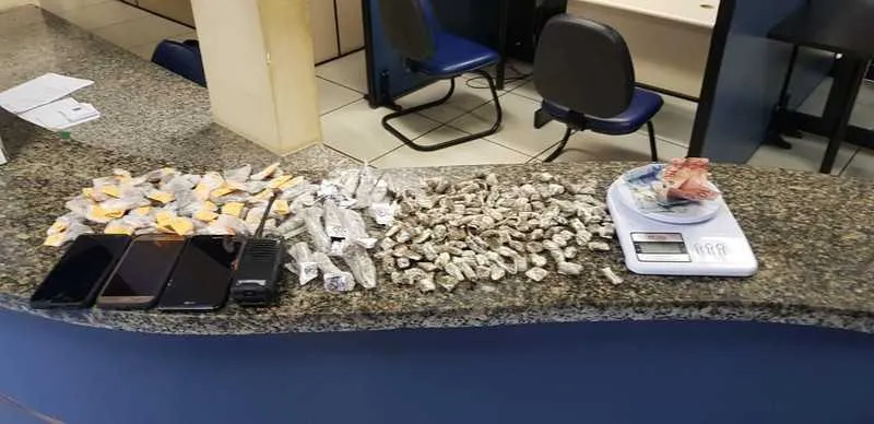 O material apreendido foi levado com os presos para a delegacia do Mutuá. 