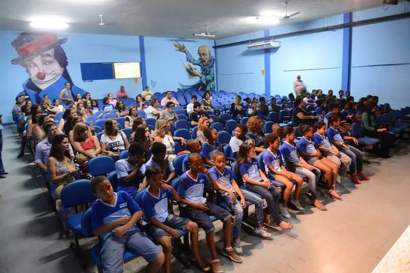Cada participante poderá concorrer com apenas um projeto de apresentação no palco do teatro