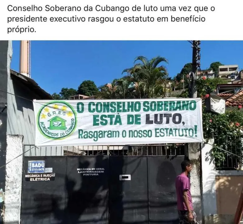 Uma faixa de protesto foi afixada perto da escola 