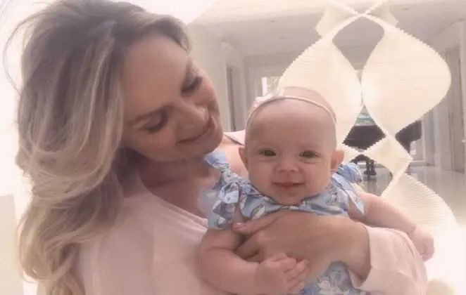 Apaixonada cada dia mais pela filha caçula, Manuela, a apresentadora Eliana, de 44 anos, dividiu com os fãs mais um registro encantador da bebê no Instagram. "É fofa ou não é? Fico doida de tanto amor!!!", escreveu.