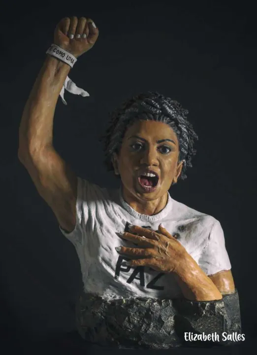 São oito esculturas representando figuras do universo feminino
