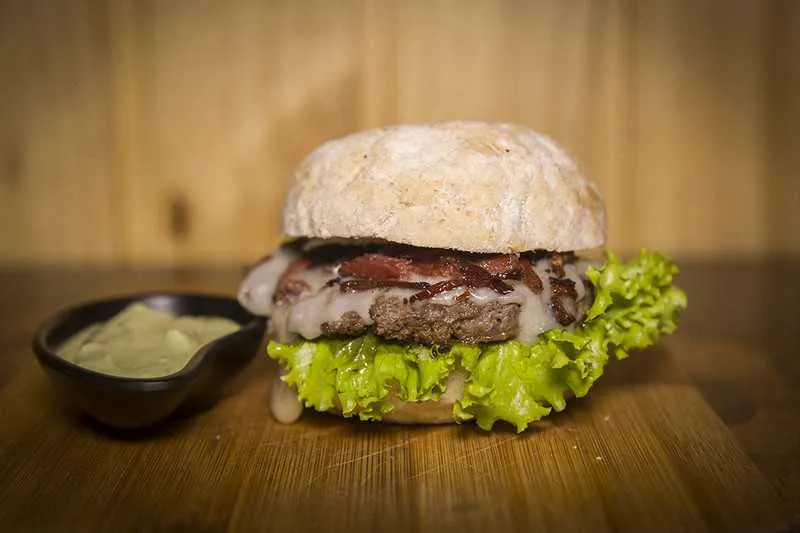  ‘Empório Burger’, do Empório da Ovelha, com 160g de carne de cordeiro, chutney de tomate com curry e iogurte de limão; R$ 22